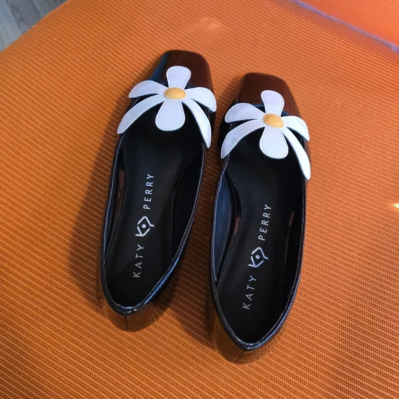 Katy Perry Evie Daisy Flat - Picture 2 of 5